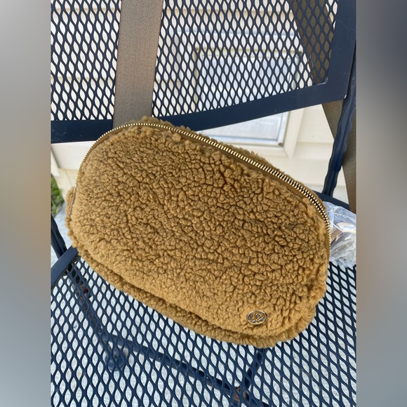 Lululemon Everywhere Fleece Belt Bag NWT - Picture 1 of 9